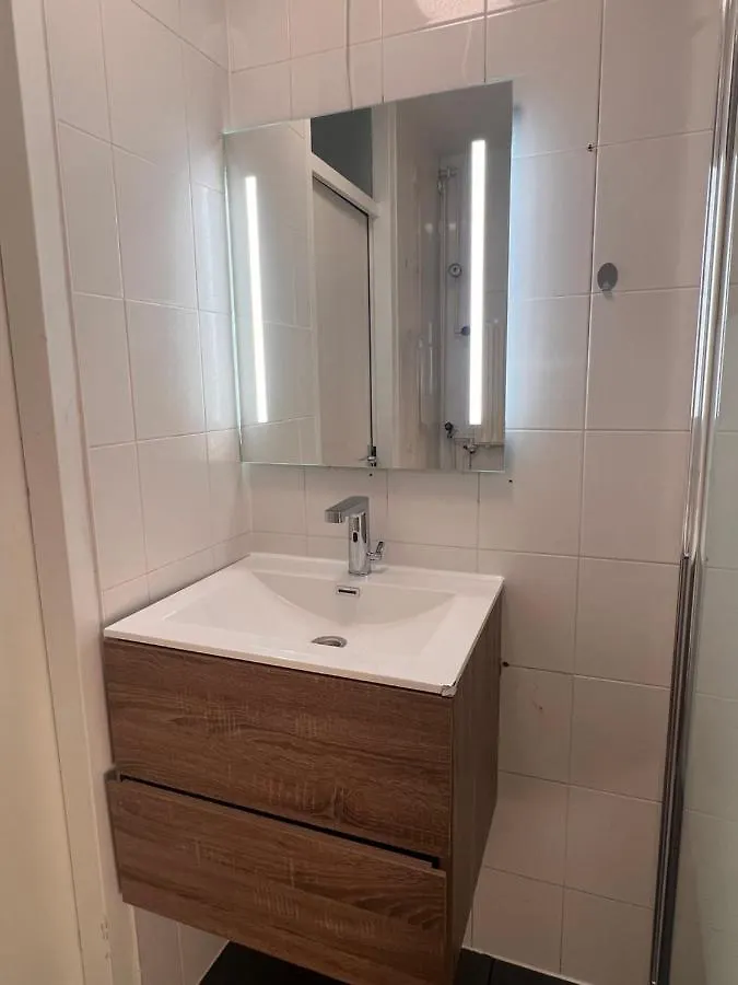 Homestay Private Bedroom In Amsterdam - 1 Min Walk Metro & Free Parking